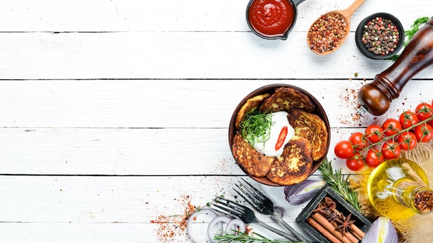 stół z talerzami domowych potraw